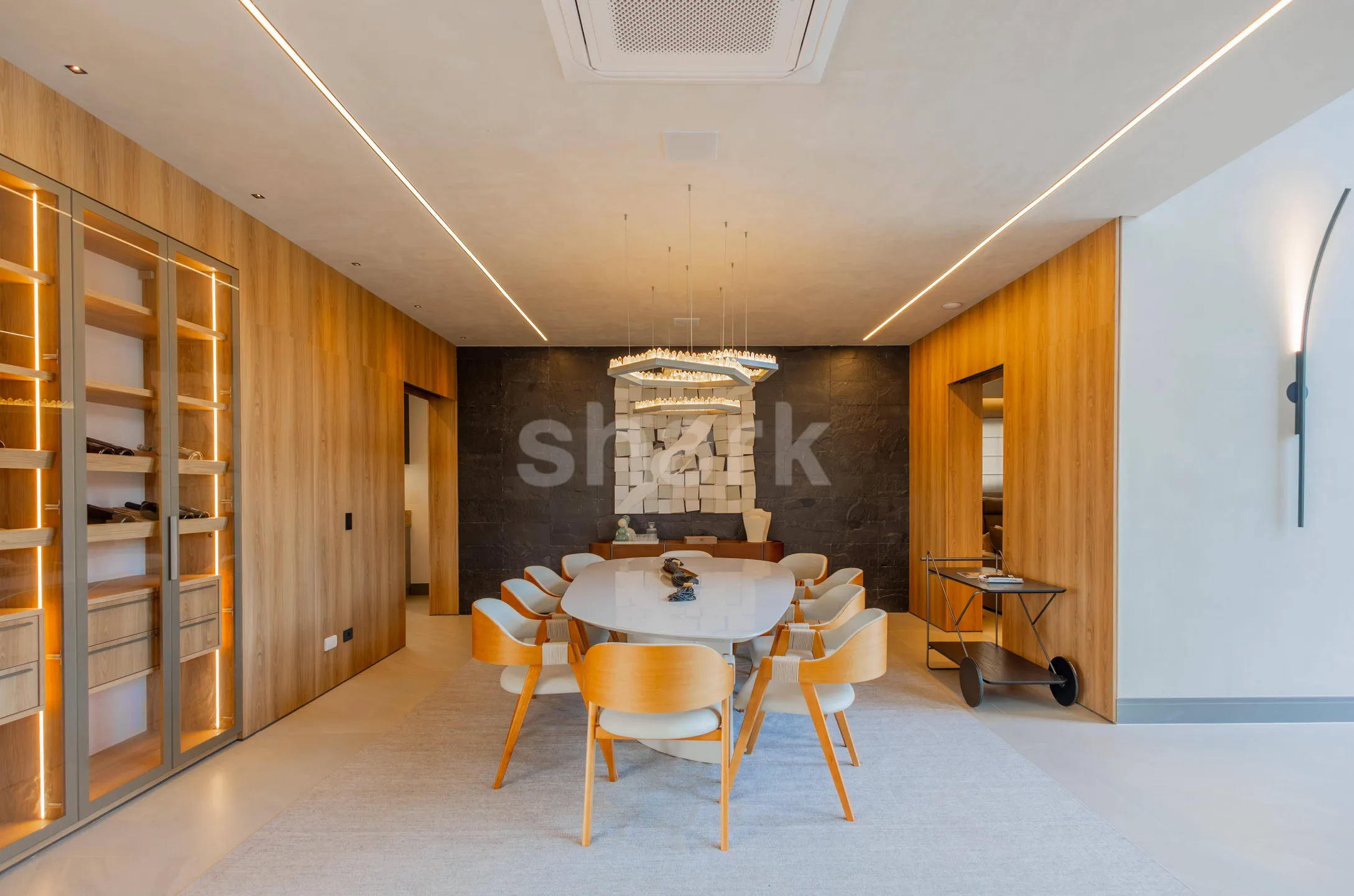 Sala de jantar íntima com painel de madeira e adega