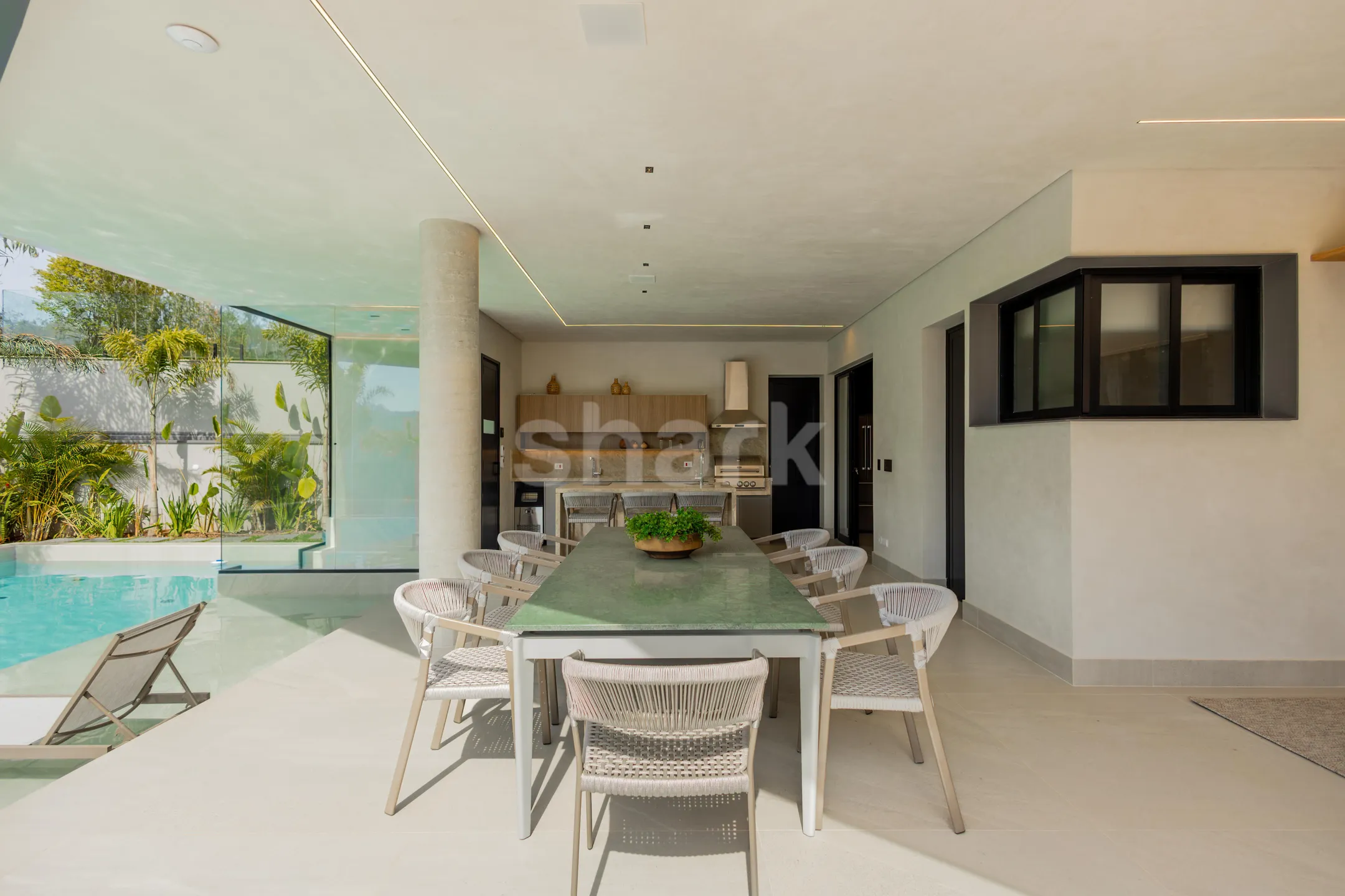 Mesa de jantar da varanda gourmet com vista para a piscina